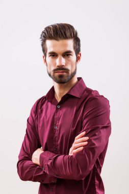 Stüdyo genç kızgın işadamı portresi vurdu. 