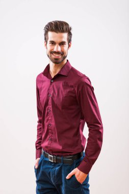 Stüdyo genç başarılı adam portresi vurdu. 