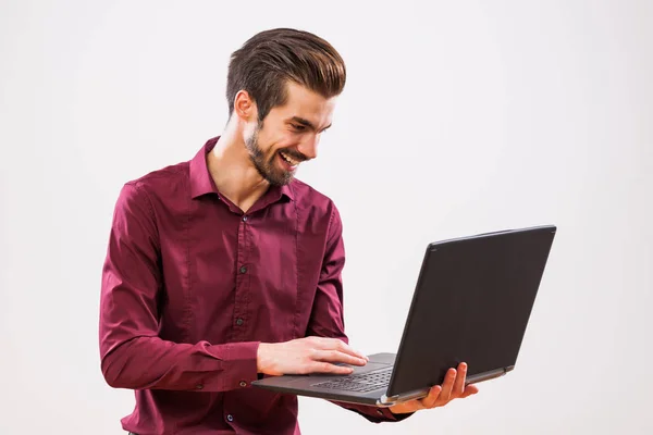 Studioporträt Eines Jungen Erfolgreichen Geschäftsmannes Der Laptop Benutzt — Stockfoto