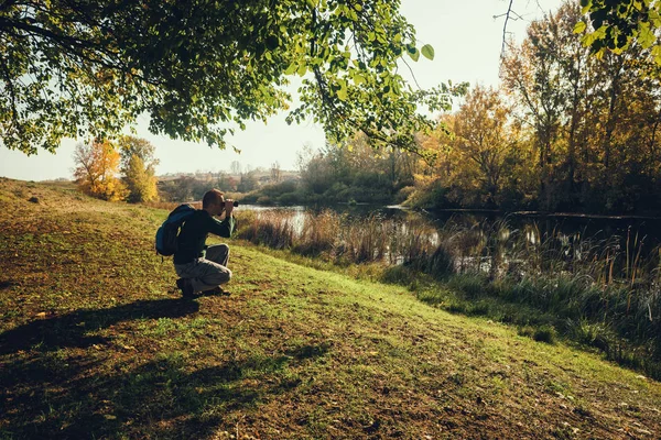 Άνθρωπος Βλέποντας Πουλιά Κιάλια Από Τον Ποταμό Φθινόπωρο — Φωτογραφία Αρχείου
