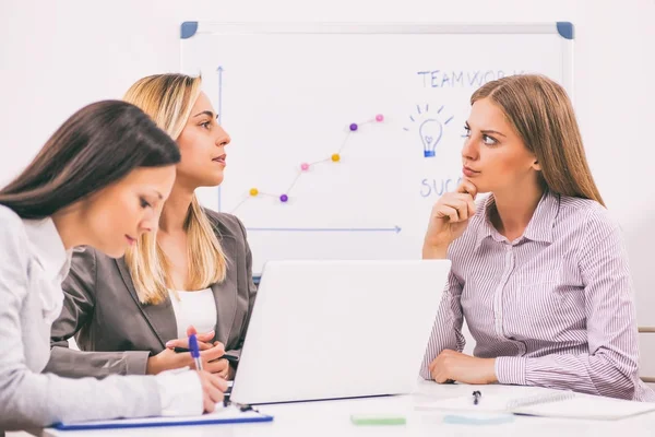 Tre Donne Affari Incontrano Nel Loro Ufficio — Foto Stock