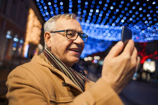 Açık Selfie Şehirde Alarak Mutlu Üst Düzey Adam Portresi — Stok fotoğraf