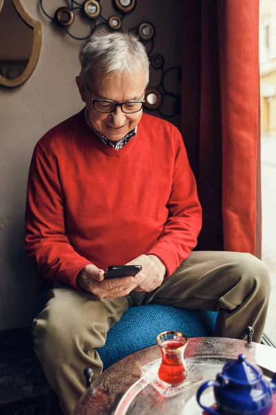 Homme Âgé Est Assis Dans Café Dactylographier Message Sur Téléphone — Photo