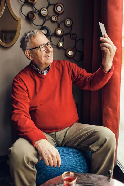 Portrait Homme Âgé Qui Prend Selfie Dans Café — Photo