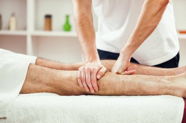 Genç adam masaj spa tedavisi keyif alıyor. 