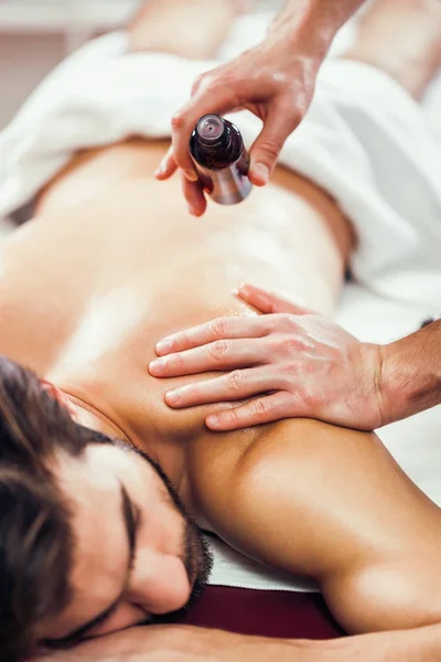 Jovem Está Desfrutando Massagem Tratamento Spa — Fotografia de Stock