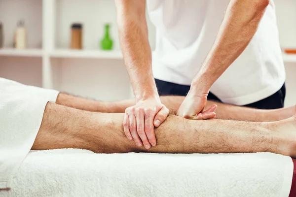 Jonge Man Genieten Van Massage Kuur — Stockfoto