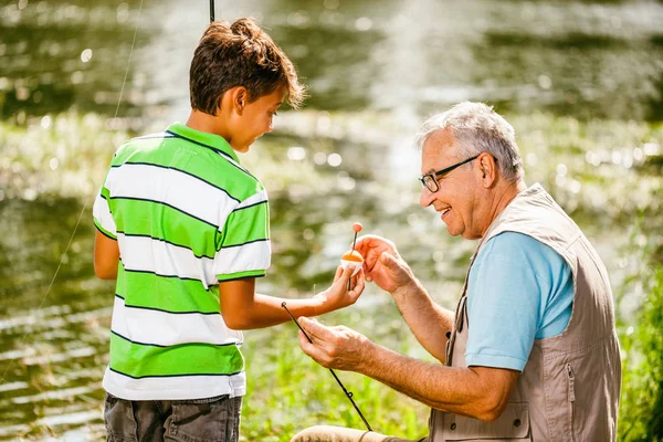 Opa Und Enkel Angeln Sonnigem Tag — Stockfoto