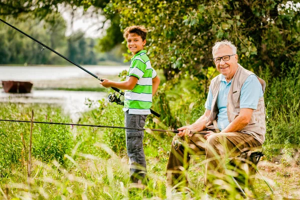 Παππού Και Εγγονό Είναι Αλιεία Ηλιόλουστη Ημέρα — Φωτογραφία Αρχείου