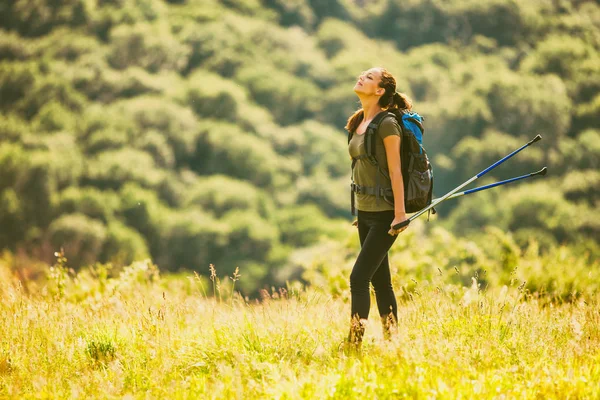 Young Woman Hiking Mountain Enjoying Nature — Stock Photo, Image