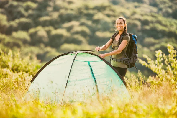 Молодая Женщина Расставляет Палатку Природе — стоковое фото