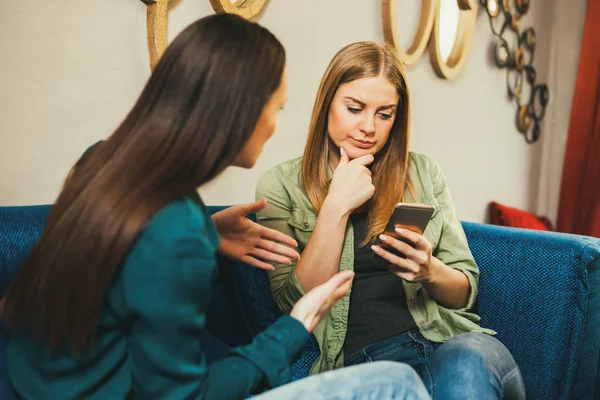 Duas Mulheres Felizes Estão Sentadas Café Conversando — Fotografia de Stock