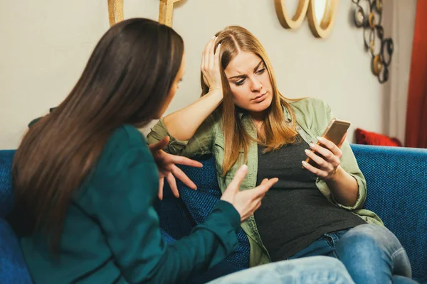 Jonge Vrouw Triest Gesprek Met Een Vriend Café — Stockfoto