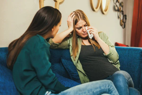 Jonge Vrouw Verdrietig Huilen Praten Met Een Vriend Café — Stockfoto