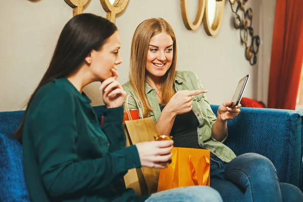 Due Donne Felici Sono Seduti Caffè Planing Shopping — Foto Stock