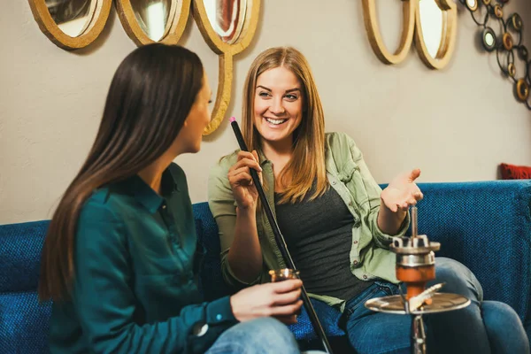 Duas Mulheres Felizes Estão Sentadas Bar Shisha Fumando Nargile — Fotografia de Stock