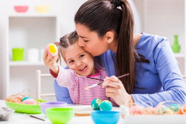 Mutlu anne ve kızı için Paskalya yumurta boyama.