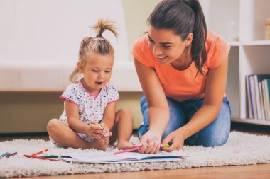 Anne ve kızı evlerinde. Onlar are seyir vasıl boyama kitabı. 