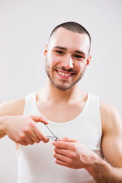 Retrato Jovem Que Está Cortando Unhas — Fotografia de Stock