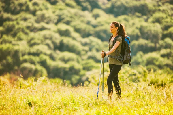 Young Woman Hiking Mountain Enjoying Nature — Stock Photo, Image