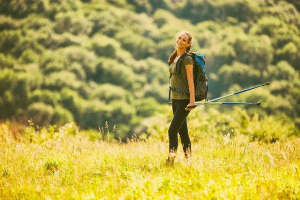 Молодая Женщина Ходит Горы Наслаждается Природой — стоковое фото