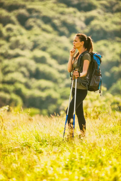 Young Woman Hiking Mountain Summertime — Stock Photo, Image