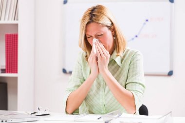 İşkadını alerji sorunu yaşıyor. 