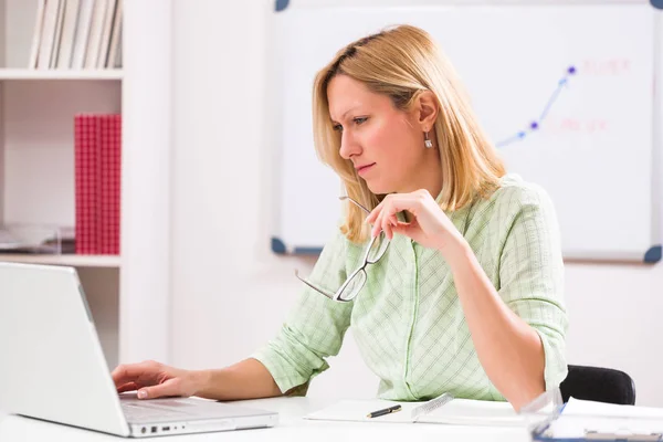 Businesswoman Working Laptop Her Office — Stock Photo, Image