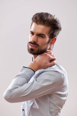 Sırt ağrısı olan genç işadamı portresi. 