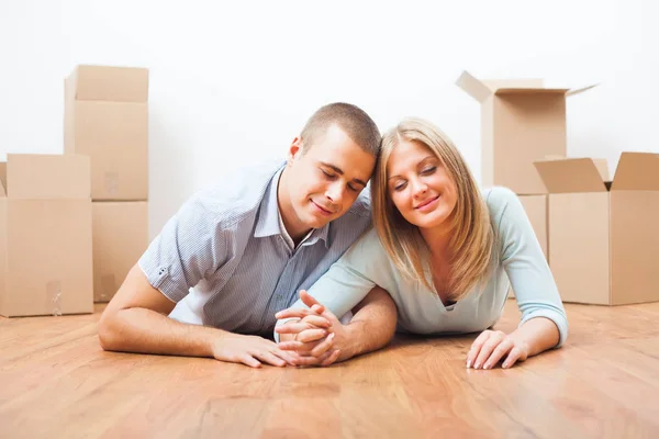 若いカップルは 彼らの新しい家に移動 — ストック写真