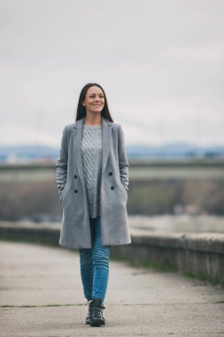 Genç kadın açık işten sonra yürüyor. 