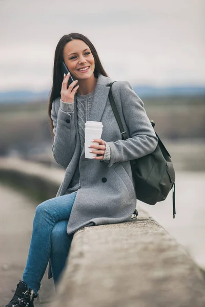 Νεαρή Γυναίκα Μιλάμε Στο Τηλέφωνο Και Πίνει Καφέ Μετά Δουλειά — Φωτογραφία Αρχείου