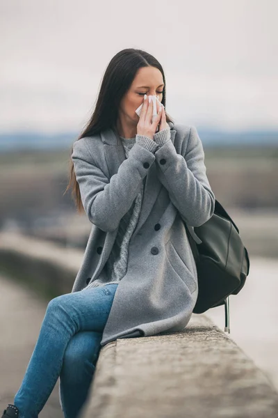 Giovane Donna Sta Avendo Influenza Sta Soffiando Naso — Foto Stock