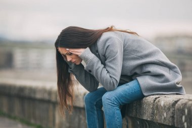 Yalnız ve depresyonda kadın yasta oturuyor. 