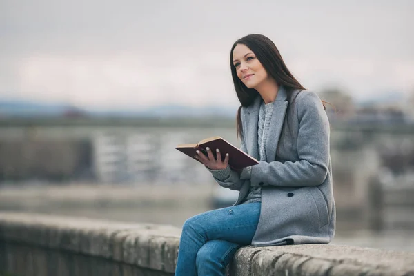 Mujer Joven Está Leyendo Libro Aire Libre Día Nublado — Foto de Stock