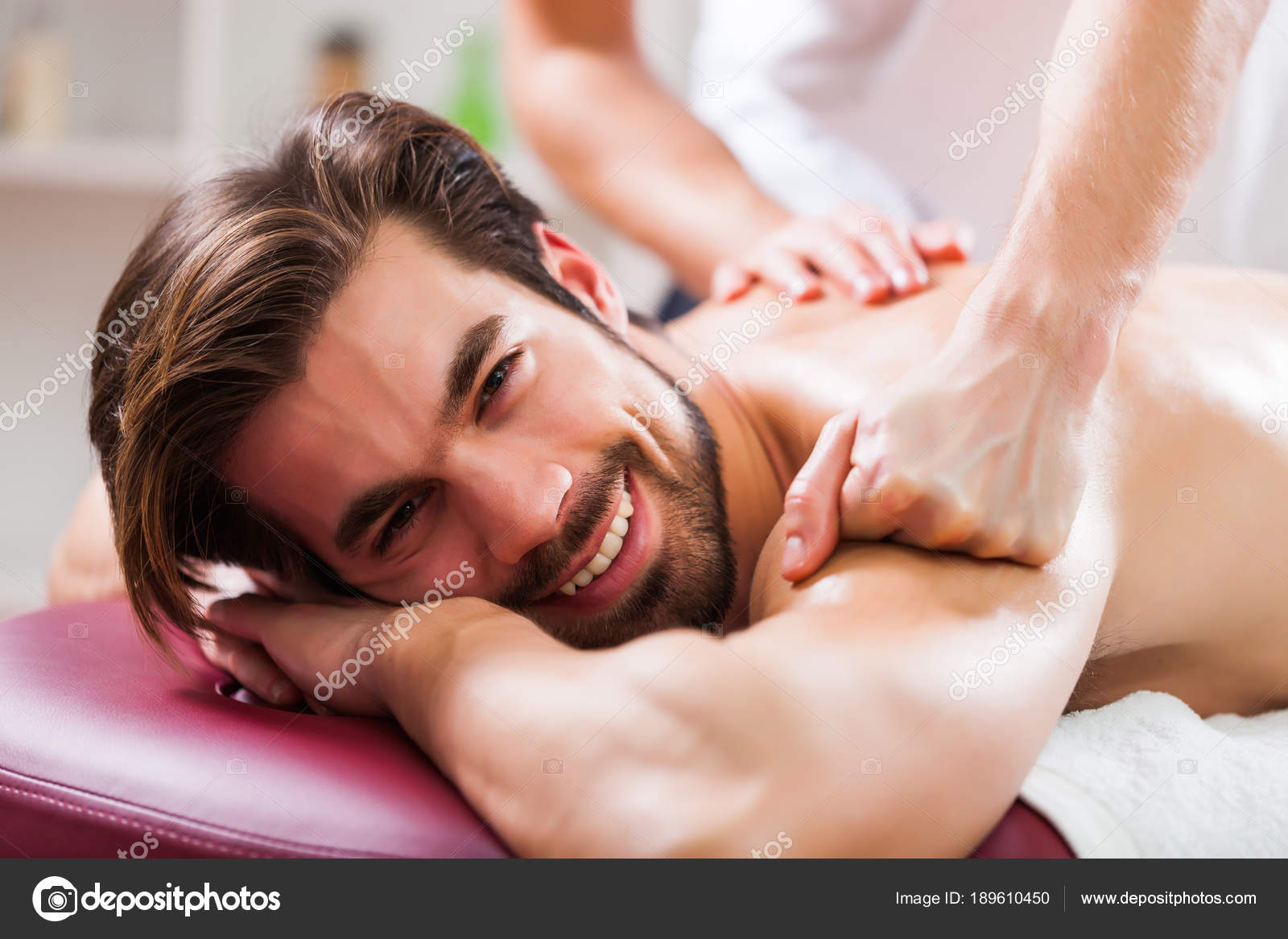 Парень предлагает массаж. Парень предлагает массаж. Парень предлагает массаж. Массаж для мужчин. Массаж фото.