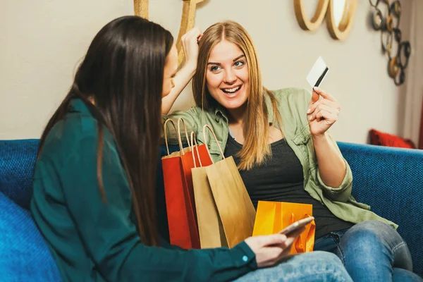 Due Donne Felici Sono Seduti Caffè Planing Shopping — Foto Stock