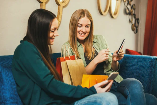 Duas Mulheres Felizes Estão Sentadas Café Planejando Compras — Fotografia de Stock