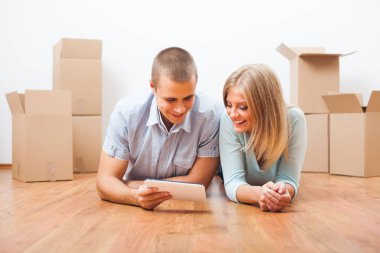 Genç çift yeni evlerinde hareket ediyor. 