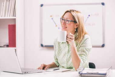 İş kadını çalışma ve iş yerinde kahve içme. 