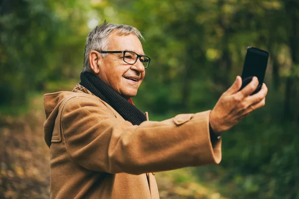 Homem Sênior Feliz Fotografando Parque Outono — Fotografia de Stock