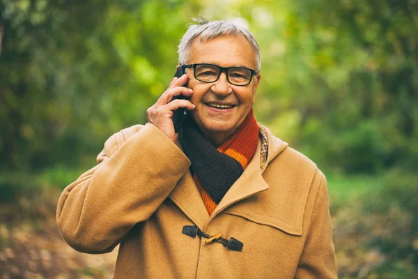 Heureux Homme Âgé Parle Téléphone Dans Parc Automne — Photo