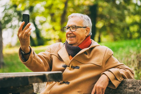 Счастливый Пожилой Мужчина Делает Селфи Парке Осенью — стоковое фото