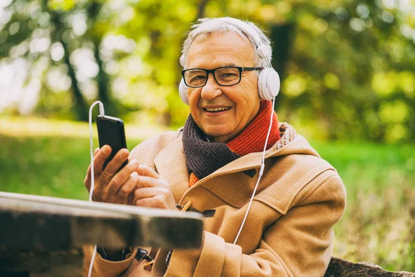 Senior Man Listening Music Park Autumn — Stock Photo, Image