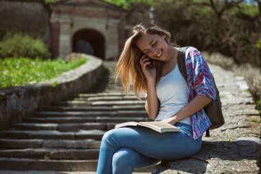 Yetişkin kadın şehir turuna gidiyor. O şehir rehberi arıyorsunuz ve Evet. 