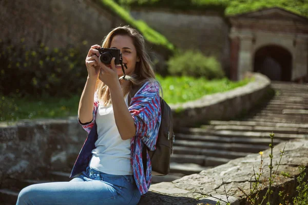 Happy Tourist Photographing Sunny Day — Stock Photo, Image