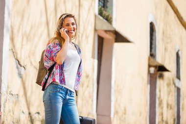 Genç kadın tatile gidiyor