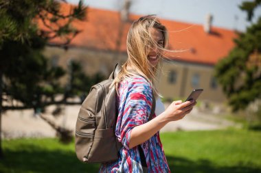 Mutlu genç kadın güneşli gün keyif alıyor. 