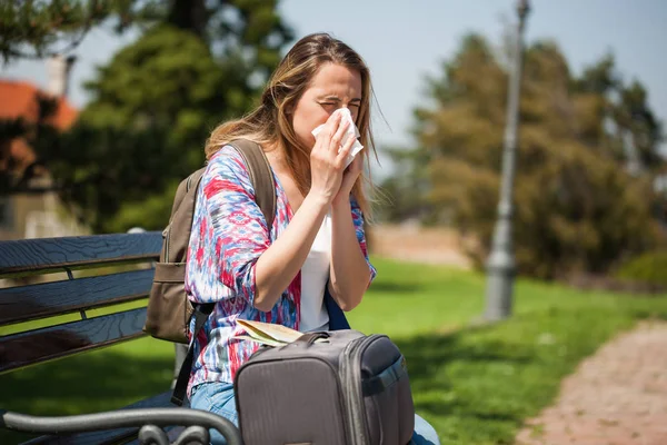 Ung Kvinna Kommer Stadsrundtur Hon Har Allergi — Stockfoto