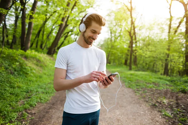 Jeune Homme Prépare Pour Jogging Dans Parc — Photo